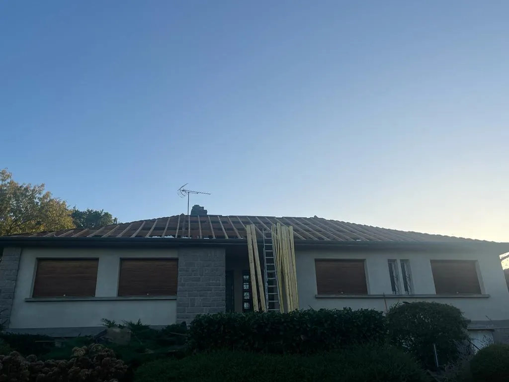 Toiture déposée, lattage bois apparent sur l’ensemble du pan, échelle et tasseaux en façade